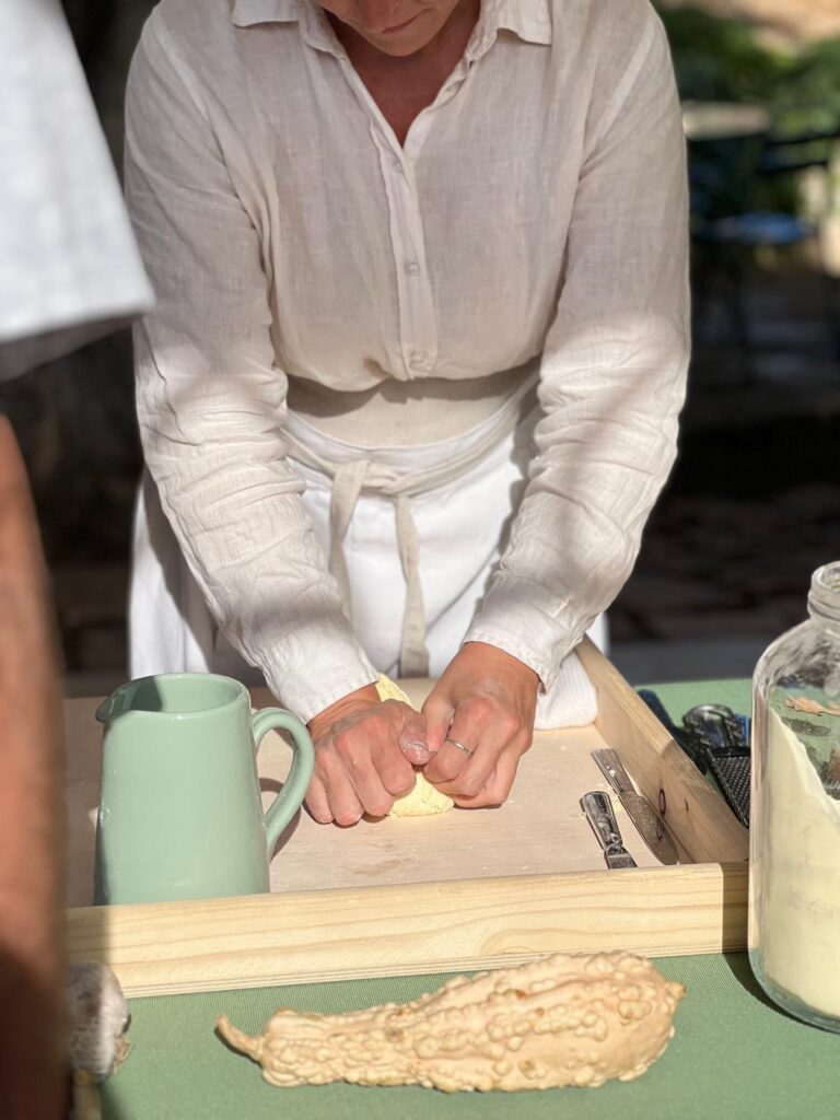 Lavorazione a mano dell&rsquo;impasto di grani antichi