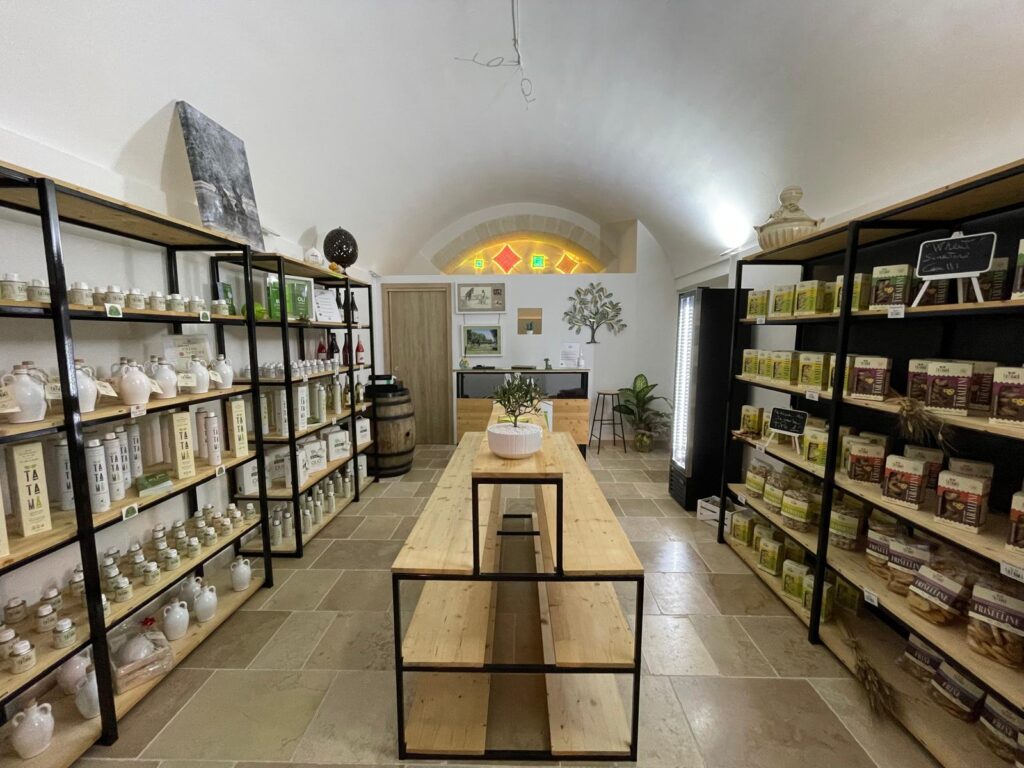 La bottega Tatamà in piazza a San Vito dei Normanni