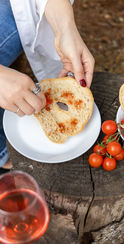 Frise di grano antico condite con pomodoro e olio extravergine d’oliva IGP